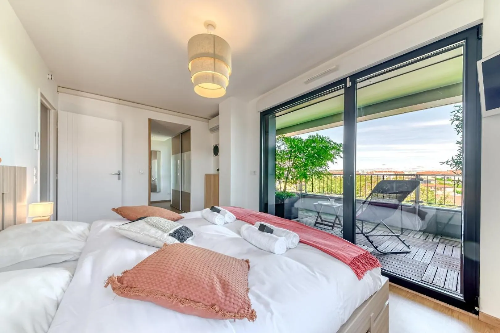 Appartement Guestready - Chic Stay With Jacuzzi And Parking Lyon Frankrijk