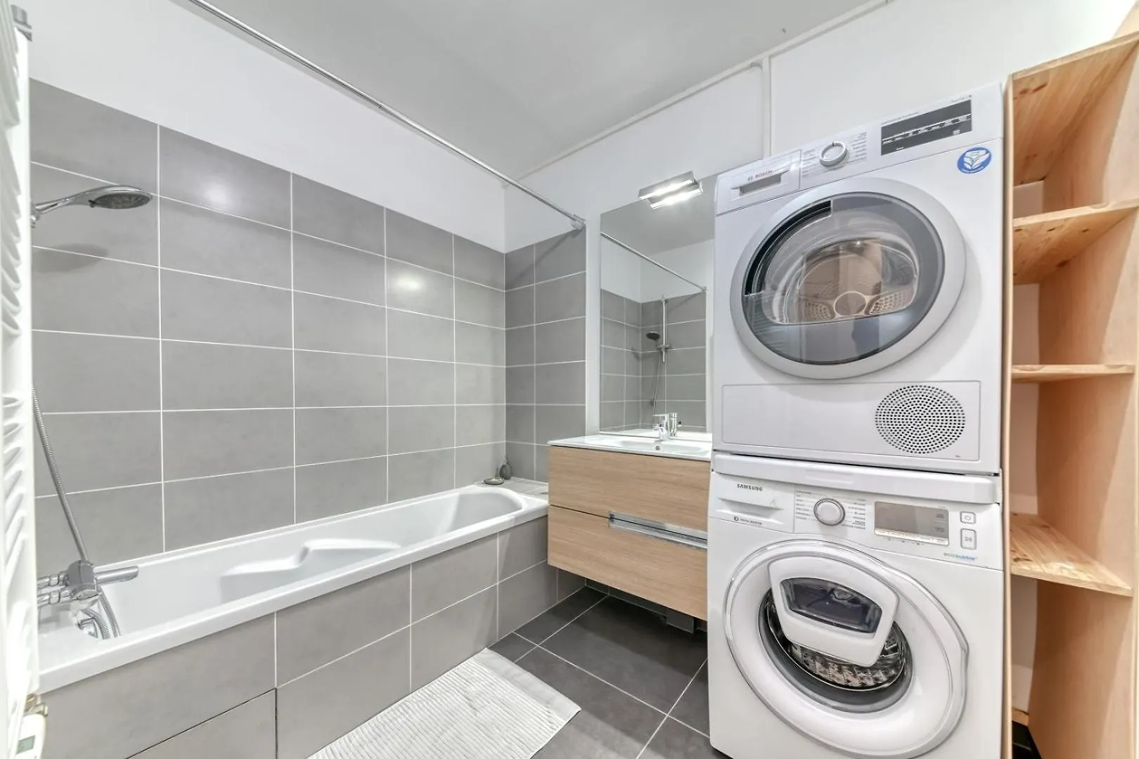 Guestready - Chic Stay With Jacuzzi And Parking Lyon 0*,  Frankrijk